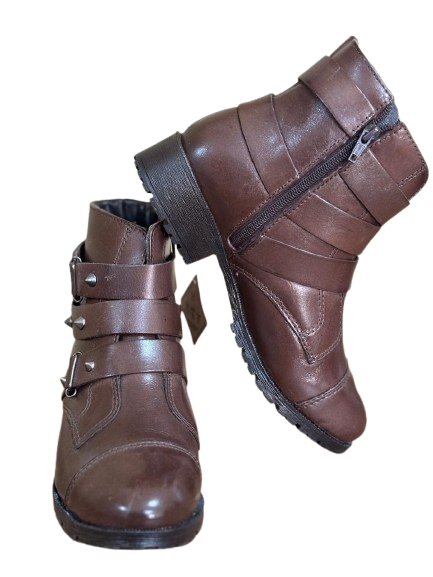 Bota Feminina Marrom em Couro BX66 Spikes