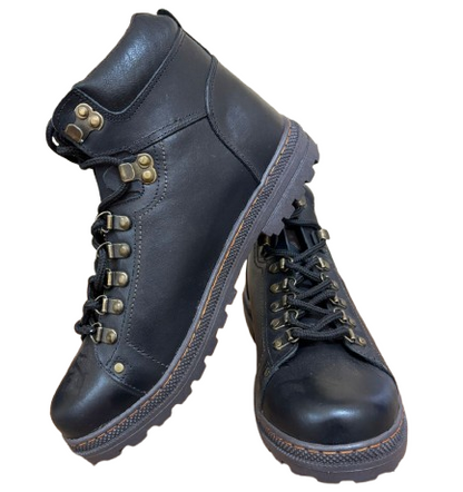 Bota Casual Preta em Couro BX66 com Solado Tratorado